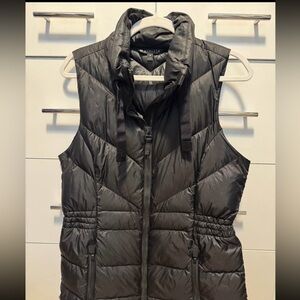 Athleta Banner Peak Down Vest in Black, Size M. EUC Puffer Sleek, versatile.